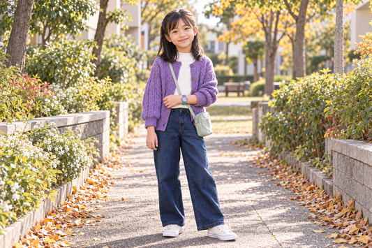 ラベンダーミントの腕時計と紫のカーディガンを合わせた小学生の女の子の秋コーデ（AI生成イメージ）